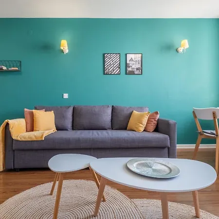 Oasis: Stylish Retreat In The Heart Of דירה