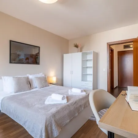 Oasis: Stylish Retreat In The Heart Of דירה סופיה