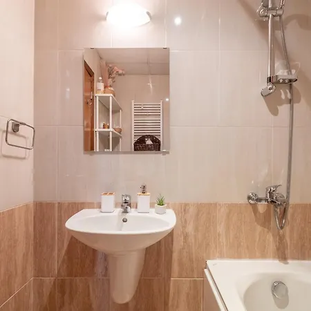 Oasis: Stylish Retreat In The Heart Of דירה סופיה