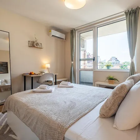 Oasis: Stylish Retreat In The Heart Of דירה סופיה