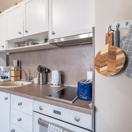 Oasis: Stylish Retreat In The Heart Of דירה